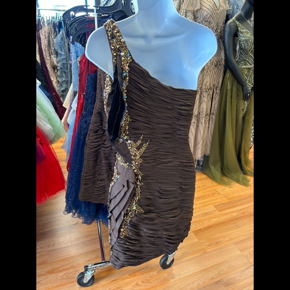 Short brown one shoulder dress by Terani Couture size 4. Beautiful beading nwt - Picture 2 of 3